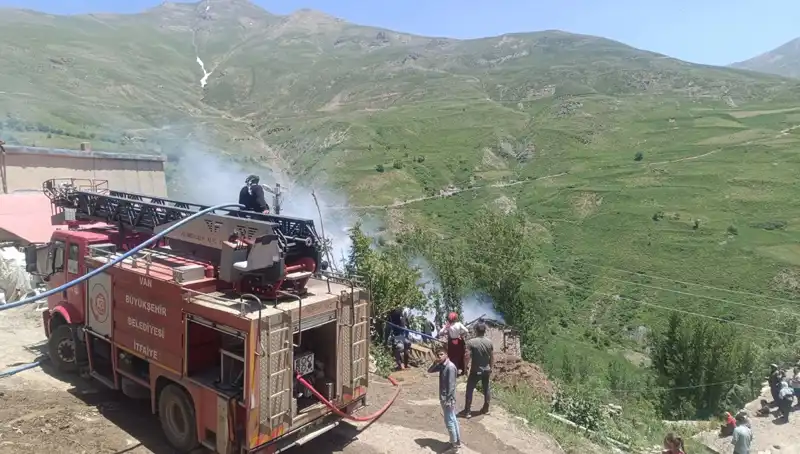 Van'da Ev Yangını: Bir Çocuk Hayatını Kaybetti, Aile Yıkıldı