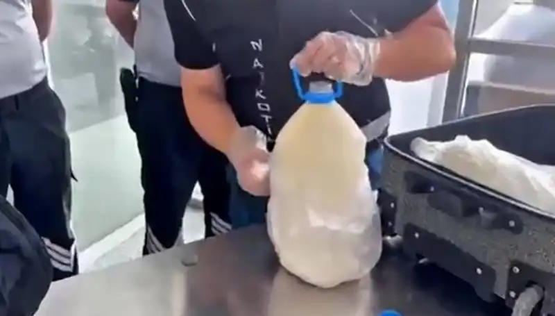 Havalimanında Süt Şişesinde Şaşırtan Yakalama: 12 Kilogram Uyuşturucu Ele Geçirildi