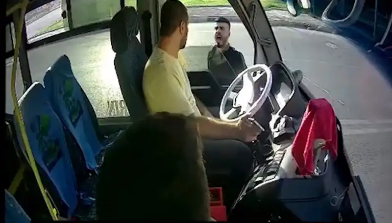 Antalya’da Bıçaklı Saldırı: Otobüs Şoförü Dehşeti Yaşadı!