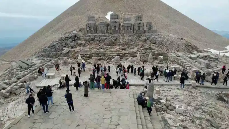 Nemrut Dağı'nda Bayram Yoğunluğu: Tarihi Batı Dağları'na Akın Var