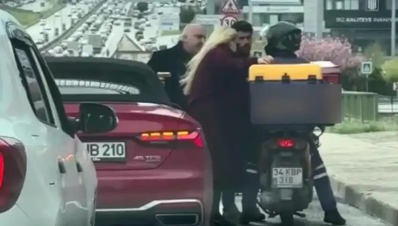 D-100'de Neler Oluyor? Tartıştığı Motokuryeye Silah Çeken Adam Şoke Etti
