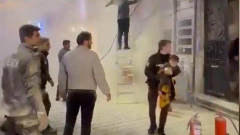 Beyoğlu'nda Büfede Çıkan Yangın: Kahraman Ekipler Çocukları Kurtardı