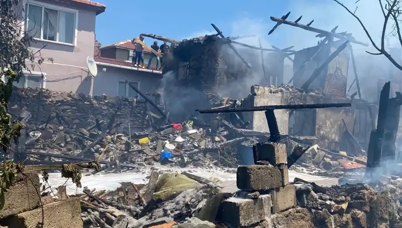 Kırklareli'nde İki Katlı Evde Yangın: İtfaiye Eri Mücadelede Yaralandı
