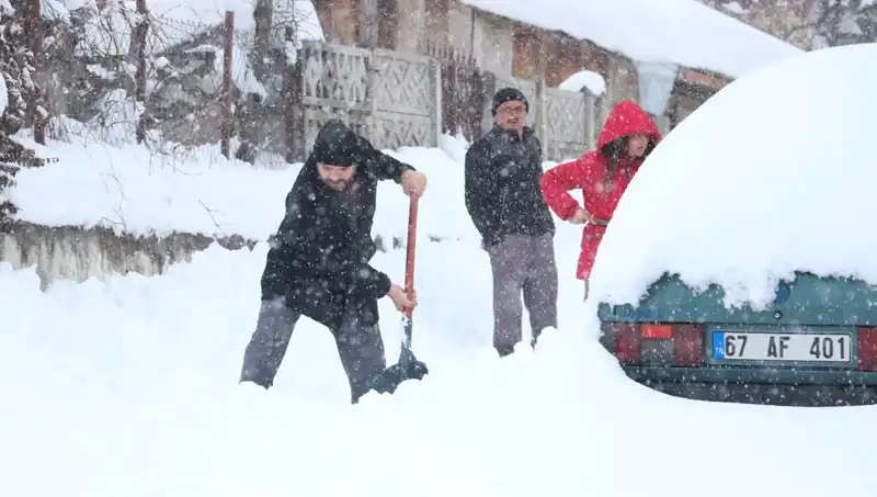 14 Nisan 2023’te Okullar Tatil mi? Hangi İllerde Kar Tatili Var?