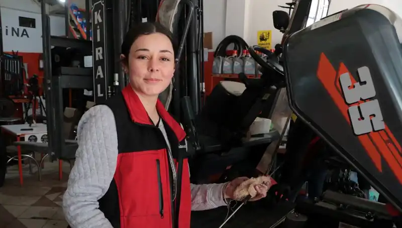 Sanayinin Tek Kadın Çalışanı Melike Hanım, Forklift Servisinde Çıraklık Yapıyor