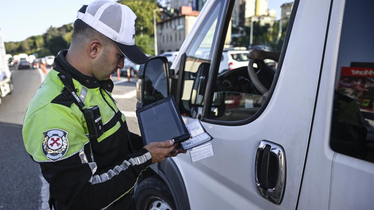 Okul servislerine yapılan sıkı denetimlerde 100 bin 476 araç kontrol edildi