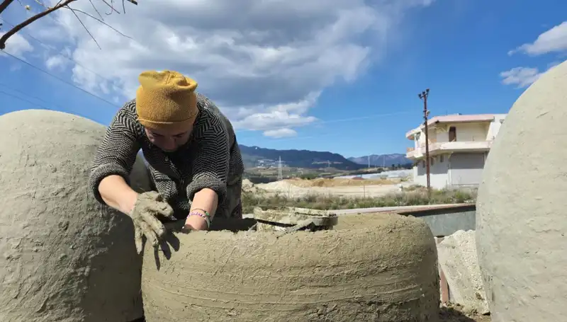 Hatay'ın Usta Kadınları, Killi Topraktan Sanat Eseri Üretiyor