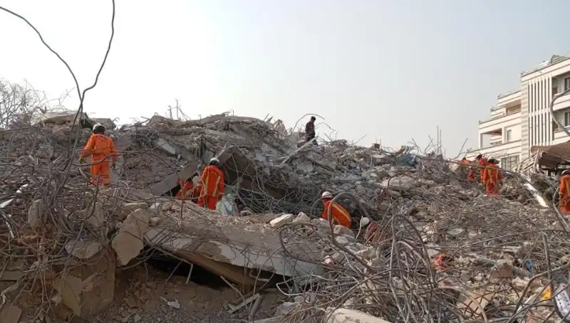 Türk Ekipleri Myanmar'da: 5 Gün Sonra Enkazdan Bir Can Kurtarıldı