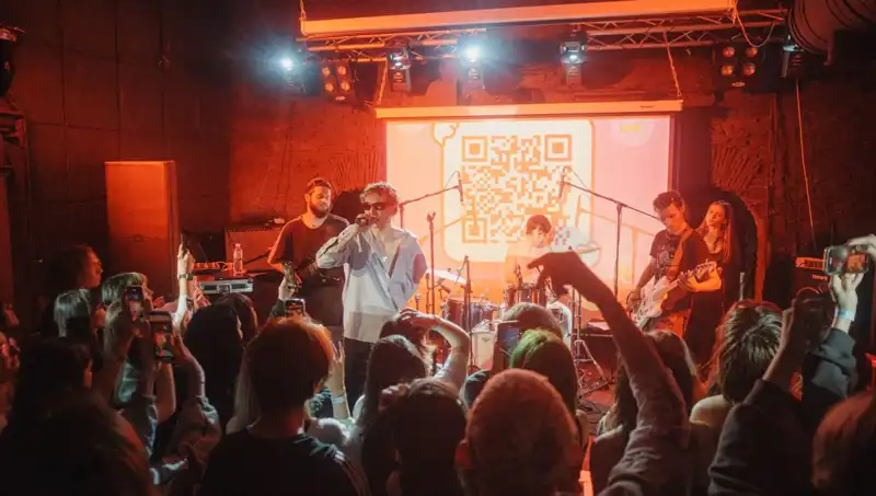 Savaş Ortasında Umut: Şehrin Bir Noktasında Saldırı, Diğerinde Konser Var
