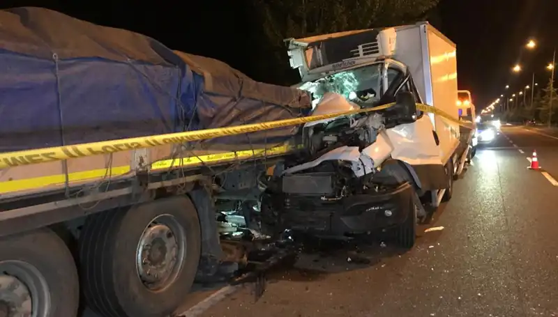 Park Halindeki Tıra Arkadan Çarpan Kamyonet: 1 Ölü, 1 Yaralı