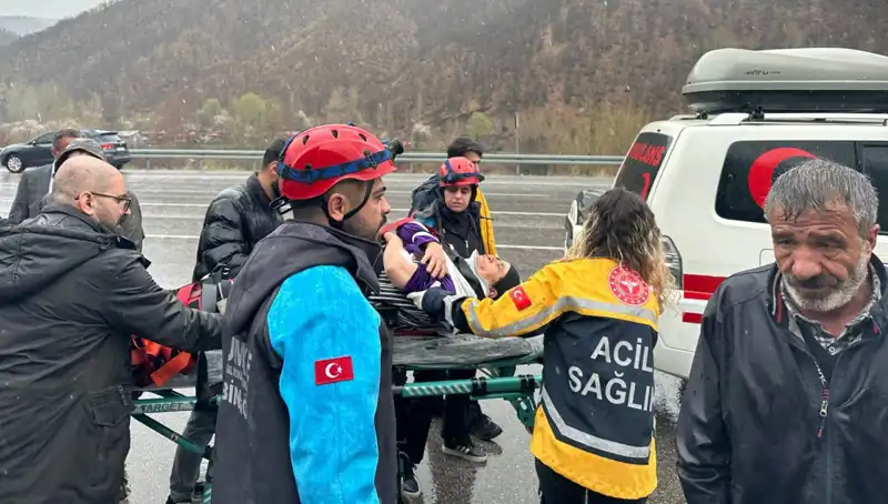 Otomobil İstitanat Duvarına Çarptı: 5 Kişi Yaralandı, Kaza Anı Dehşet Vericiydi