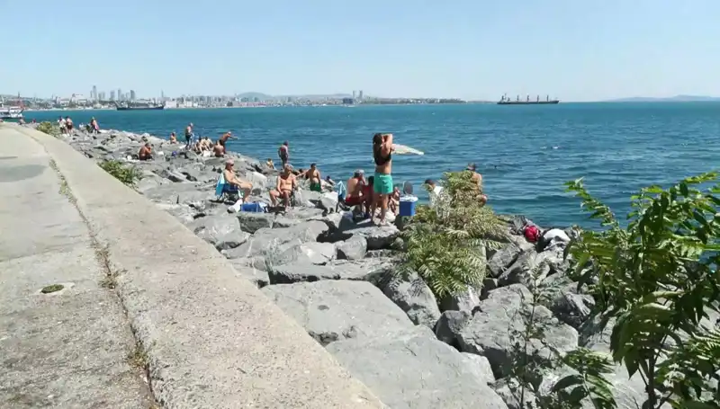 Hava Isındı! İstanbullular Sahilde Tadilat Yapıyor