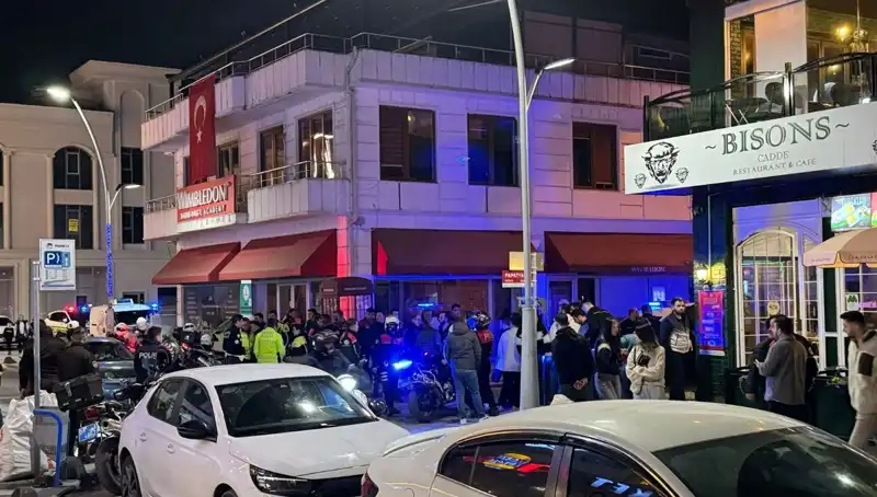 Kafe Sahibi Havaya Ateş Açan Adamın Bıçaklı Saldırısına Uğradı