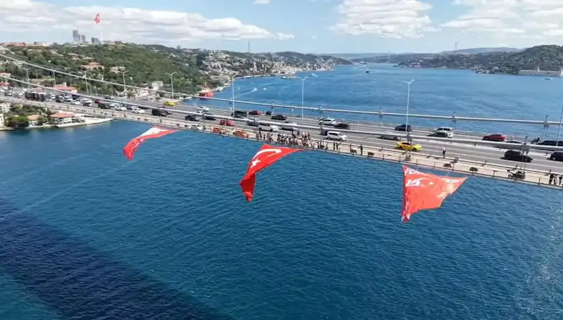 Türk Bayrağı, Özgürlük Simgesi Olarak Köprüye Asıldı