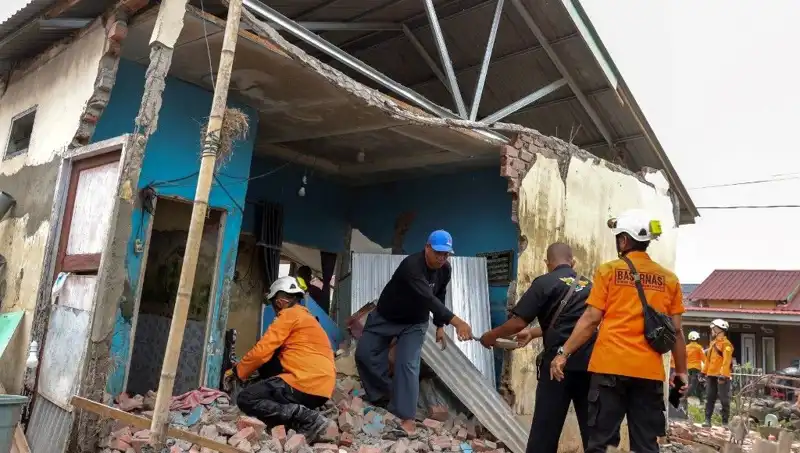 Endonezya’da Şok Eden Deprem: 5,7 Büyüklüğünde Sarsıntı 8 Evi Yerle Bir Etti