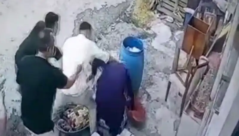 Başakşehir'de Bidon Krizi: Baba ve Oğul 58 Yaşındaki Kadını Darp Etti