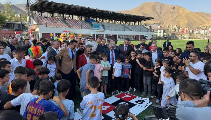 Hakkari’de Renkli Görüntülerle Anadolu Şenliği Başladı