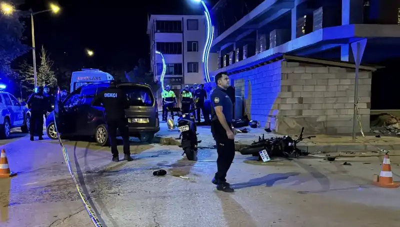Motosiklet ve Otomobil Çarpışması: İki Genç Yaşamını Kaybetti