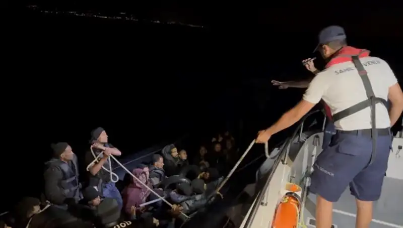 Çeşme'de Denizde Sürüklenen 42 Kaçak Göçmen Dramı Kurtarıldı