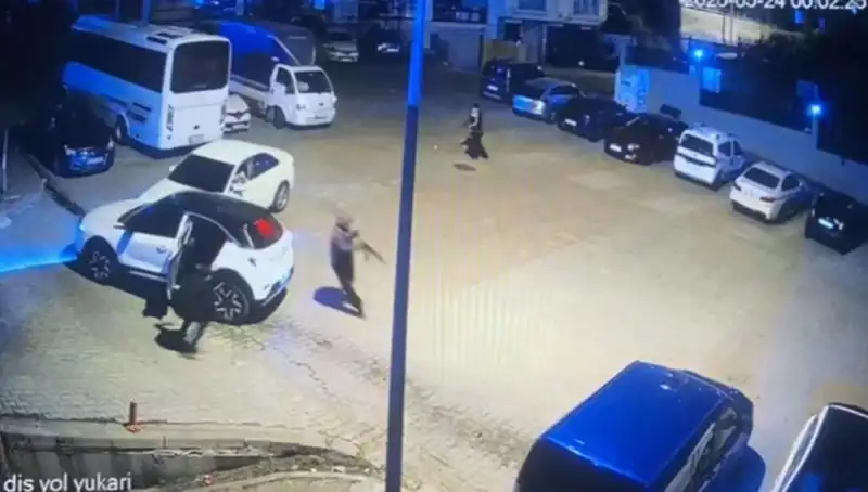 Kağıthane'de Kalaşnikovlu Saldırı! Maskeli Saldırganlar Dehşeti Yaşattı