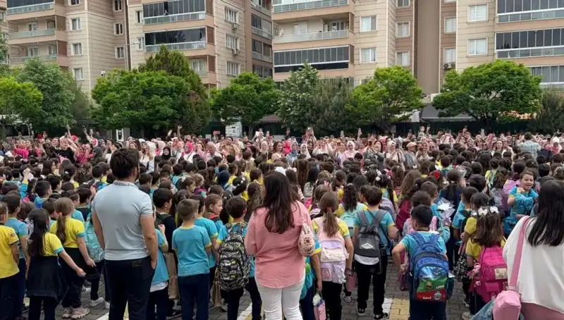 Öğrencilerden Annelerini Ağlatan Duygulandırıcı Sürpriz: Annelere Özel Bir Gün