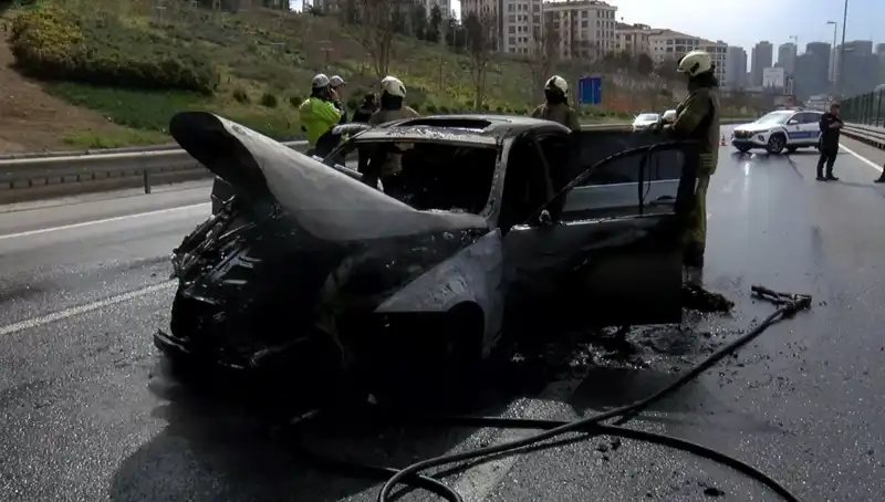Alev Alev Yanan Otomobil Büyük Tehlike Yarattı!