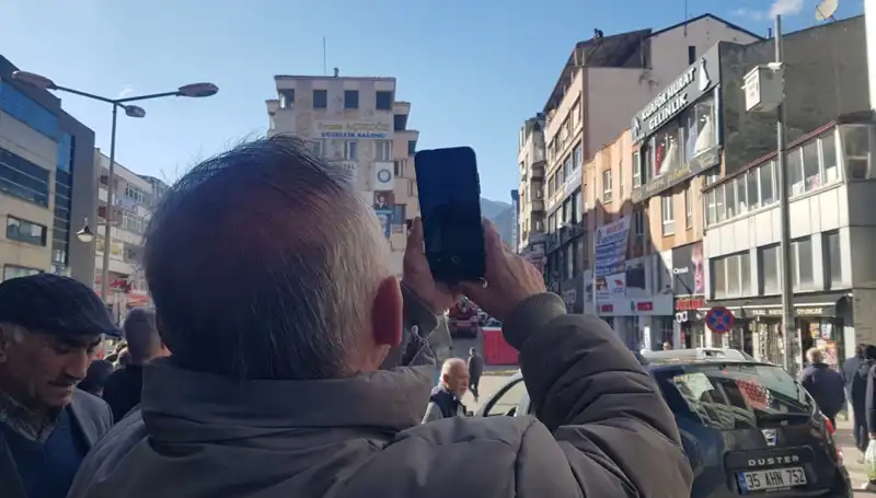 Çatıya Çıkan Kişiyi Görüntülemek İçin Yarışan Kalabalığın İlginç Anları