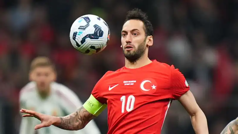 Mourinho'nun ısrarı ile Fenerbahçe'nin Hakan Çalhanoğlu teklifi gün yüzüne çıktı!