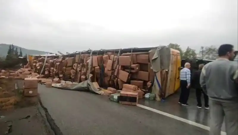 TEM Otoyolu'nda TIR Devrildi: Ankara Yolu Trafiğe Kapandı, Yol Durumu Sonrası