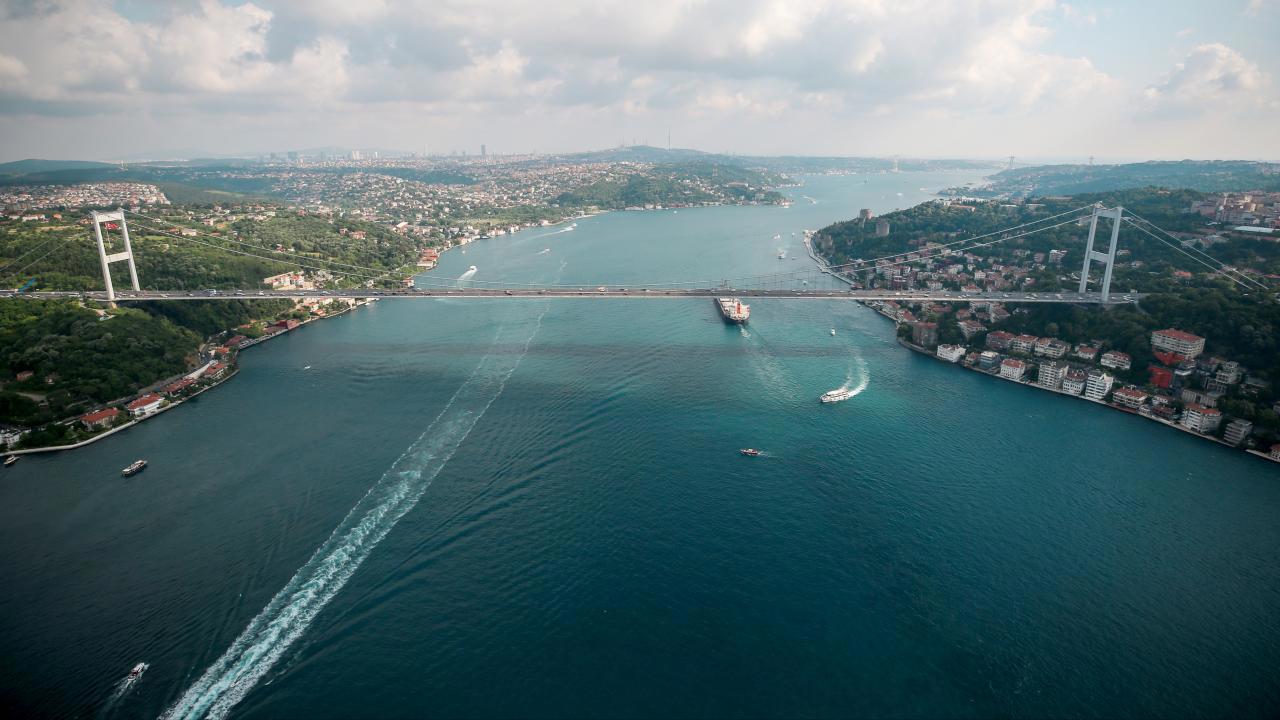İstanbul Boğazı'nda Gemi Trafiği Durdu: 2 Kardeş Aranıyor