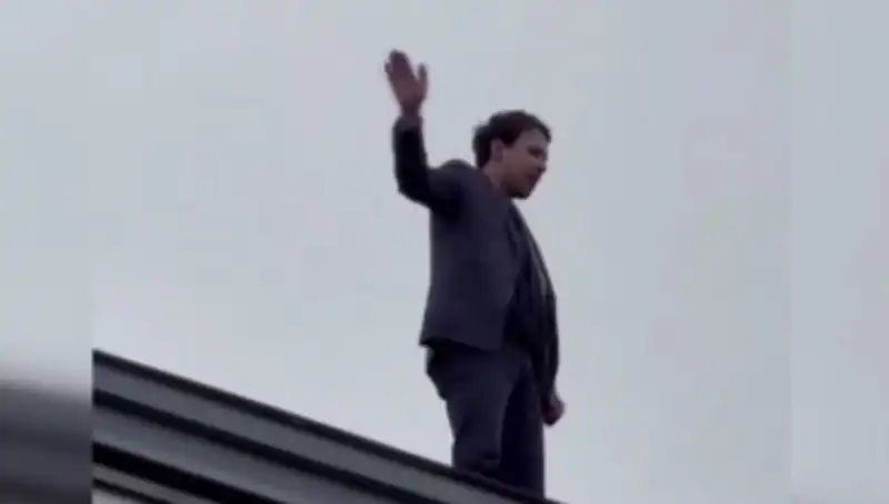 Milletvekili Meclis Çatısına Çıktı, Gerilim Tırmandı!