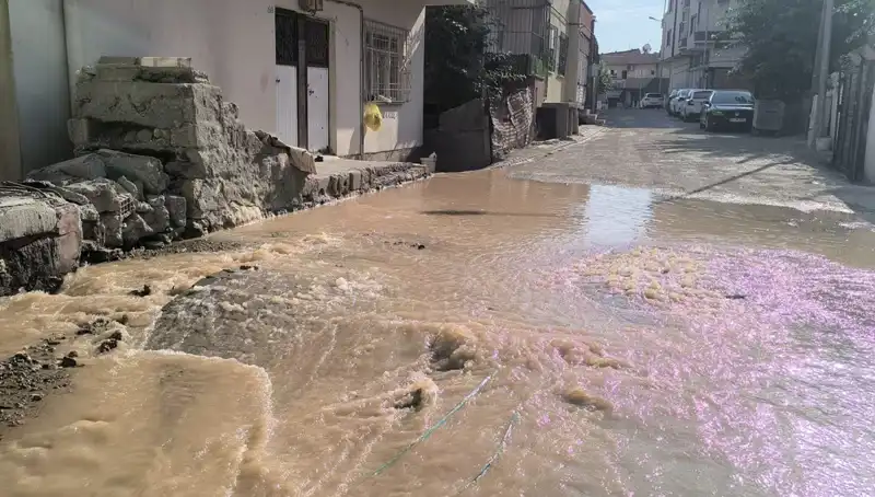 İlçede İçme Suyu Hattı Patladı: Çarşıda Su Baskını Alarm Verdi