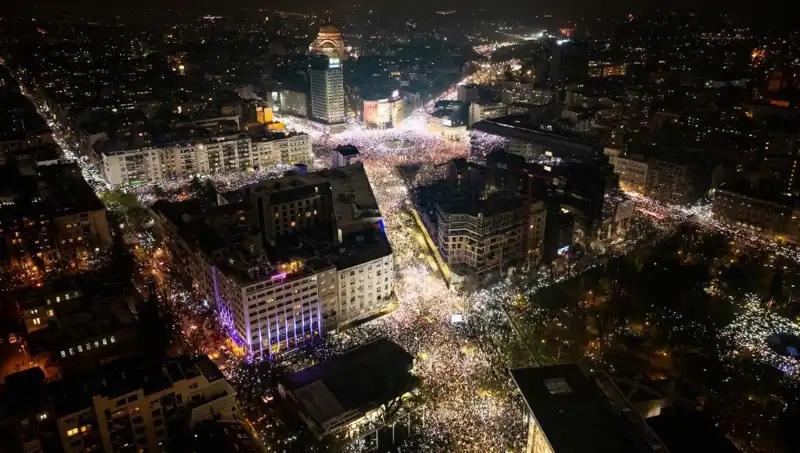 Sırbistan'da Öğrenci Protestoları: Belgrad Sokakları Eylem Alanı Oldu