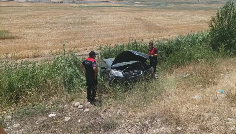 Otomobil Şarampole Uçtu: İki Kişi Yaralandı, Olayın Detayları Şok Etti!