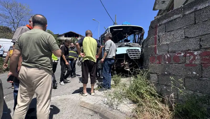 Minibüs Korkunç Bir Kaza Geçirdi: 14 Yaralı Hastaneye Kaldırıldı