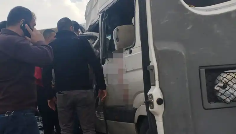 Van'da Minibüs-Kamyonet Çarpışması: 6 Can Kaybı ve 8 Yaralı
