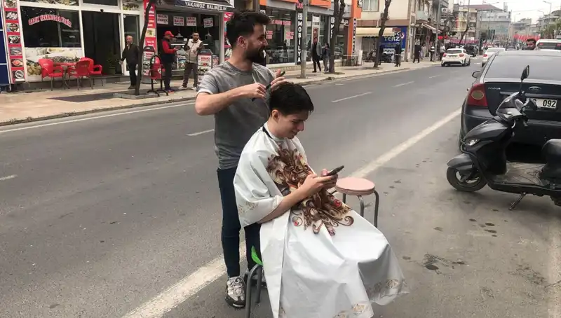 Deprem Anında Yarım Kalan Tıraşı, Dışarıda Tamamladıkları O Anlar!