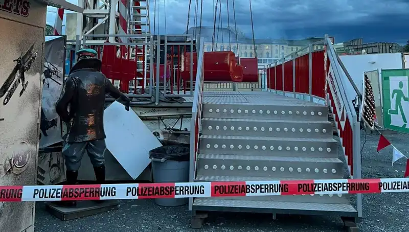 Dönen Salıncağın Tehlikeli Yolculuğu: Reklam Direklerine Çarpma Anları