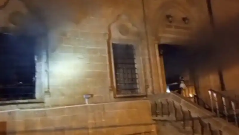 Mardin'de Tarihi Cami Alevlere Teslim Oldu: Yangının Arkasındaki Gizem Ne?
