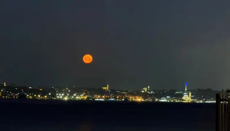 İstanbul'da Çilek Dolunayı: Göz Alıcı Manzaralar Hayran Bıraktı
