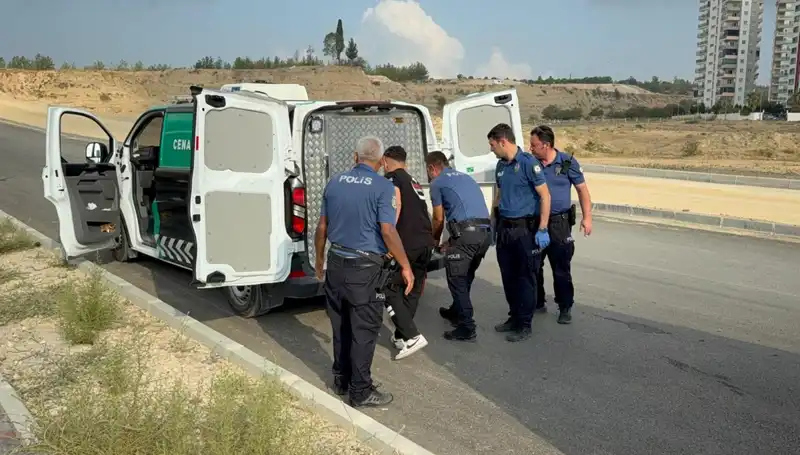 Trafik Işıklarında Şok: Yol Kenarında Gizemli Bir Ceset Bulundu