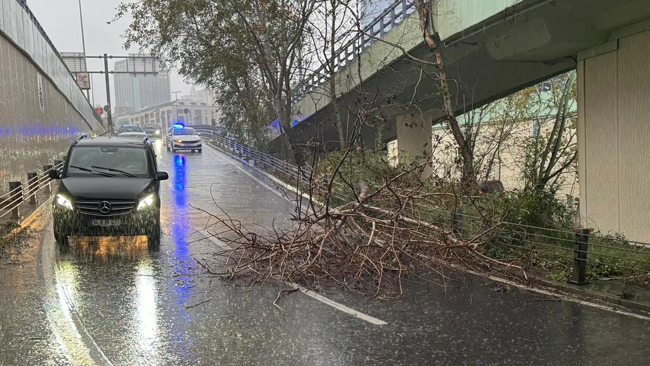 İstanbul'da Şiddetli Fırtına ve Sağanak Yağış Hayatı Olumsuz Etkiliyor