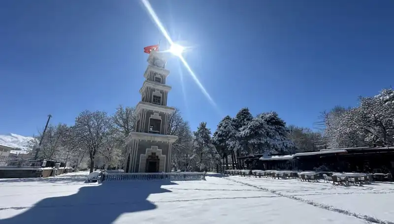 Erzincan Nisan Ayında Beyaz Bir Sürüprizle Karşılaştı