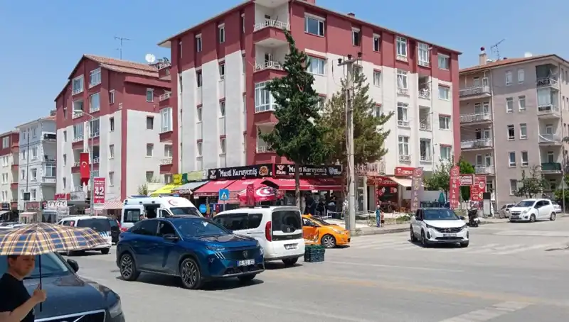 Taksi ve Otomobil Çarpıştı: Kaza Anı Güvenlik Kamerasında Görüntülendi
