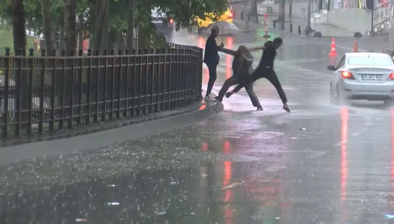 İstanbul ve İzmir’de Turuncu Kodlu Alarm: Hava Durumunda Neler Oluyor?
