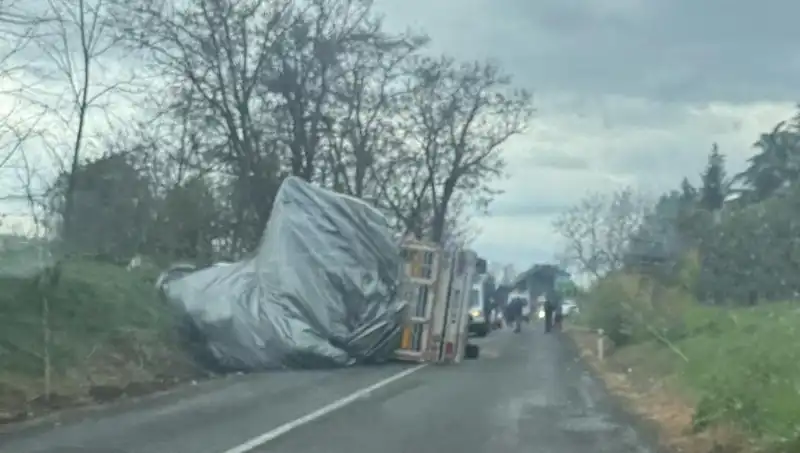 Tekirdağ'da Saman Yüklü TIR Devrildi: Kazada Bir Kişi Yaralandı