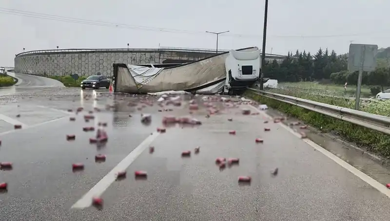TIR Devrildi, Yolu İçki Şişeleri Kapladı: Olayın Detayları Şaşırtıyor!