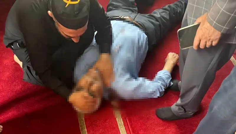 Camide Namaz Kılan İki Kişi Bıçaklı Saldırıya Uğradı: Gözaltılar Var!