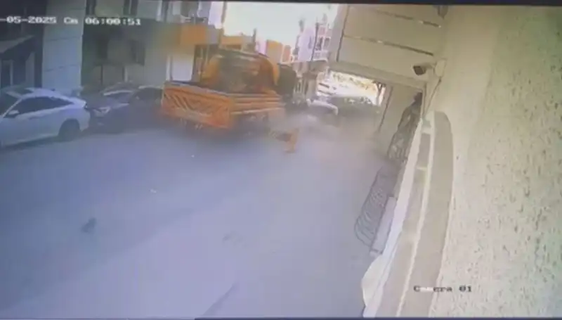 Kontrolden Çıkan Vinç Şehir Merkezinde 23 Araca Çarptı!