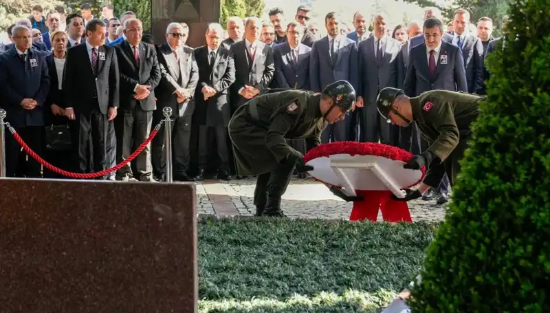 Turgut Özal'ın Mezarı Başında Anma Töreni: Hatıralar Canlandı